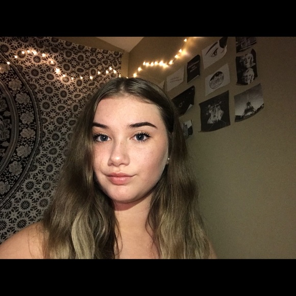 Profile Picture of Lindsey Benson (@lindseybenson) on Poshmark