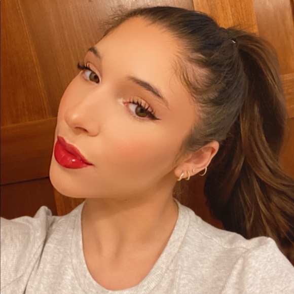 Profile Picture of Gabriella Dimonte (@g_dimonte) on Poshmark