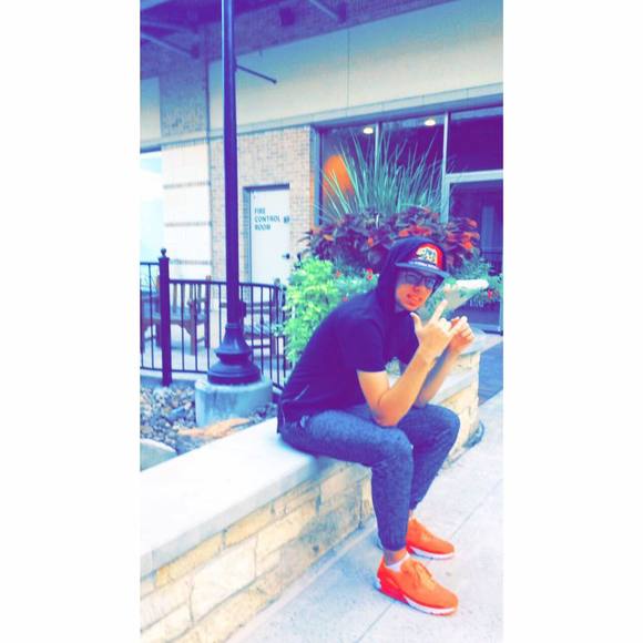 Profile Picture of Carlos Fornari (@carlosvzla) on Poshmark