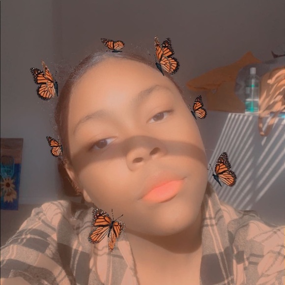 Profile Picture of Harmony Adams (@harm_xoxo) on Poshmark