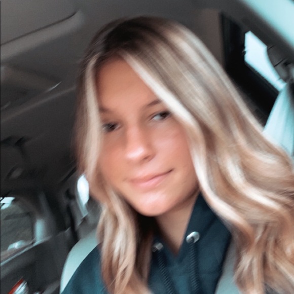 Profile Picture of Victoria Lysek (@victoria_lysek) on Poshmark