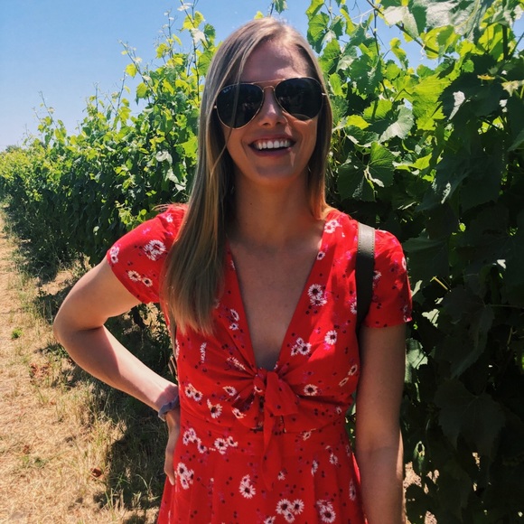 Profile Picture of Sarah Reader (@sereader) on Poshmark