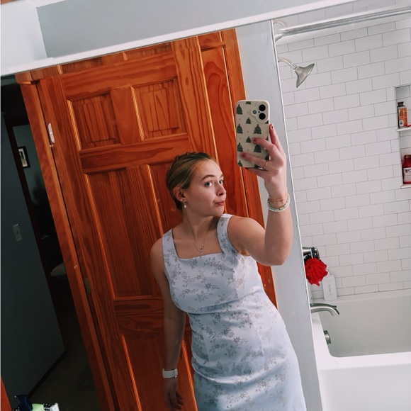 Profile Picture of Ella Vanderbloemen (@ellavandy123) on Poshmark