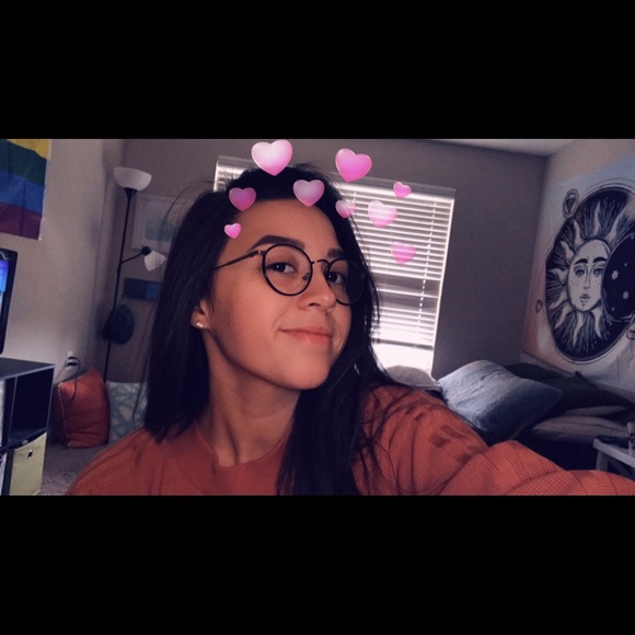 Profile Picture of Mackenzie Brewer (@mackenzieb77) on Poshmark