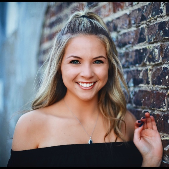 Profile Picture of Victoria Chiancone (@v_chiancone) on Poshmark
