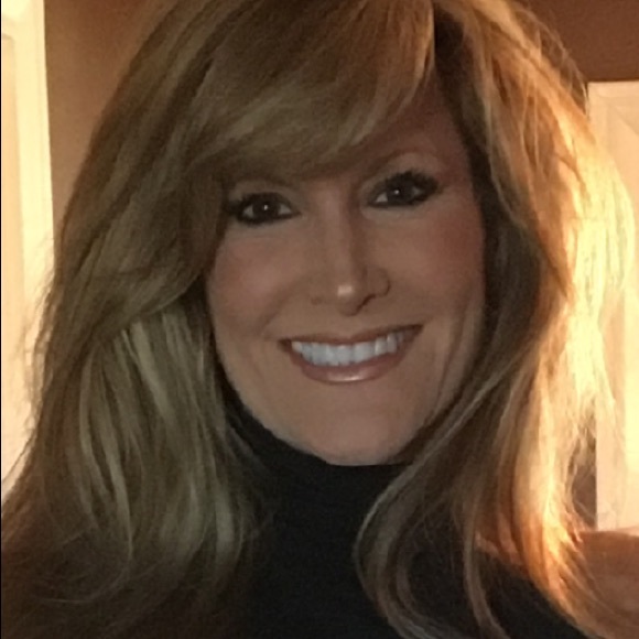 Profile Picture of Pamela Corbell (@pamelacorbell) on Poshmark