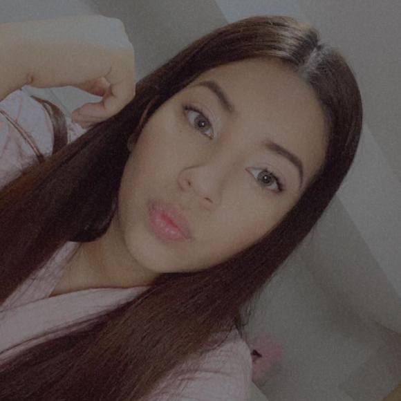 Profile Picture of Daniela Galarza (@daniela_galarza) on Poshmark