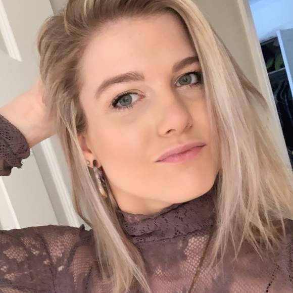 Profile Picture of Camilla Jones (@camillajones95) on Poshmark