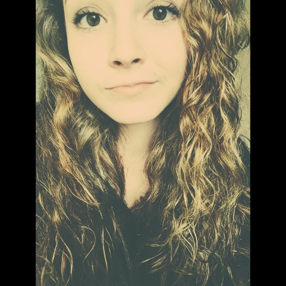 Profile Picture of Calysta Longoria (@calystaashlynn) on Poshmark