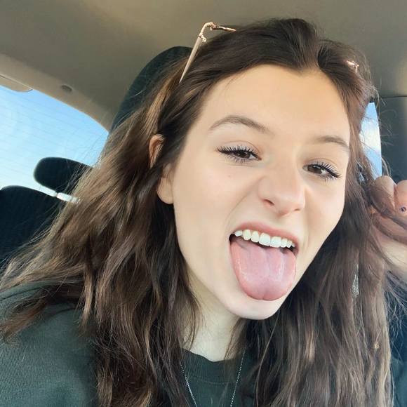 Profile Picture of Autumn Schultz (@autumnschultz) on Poshmark