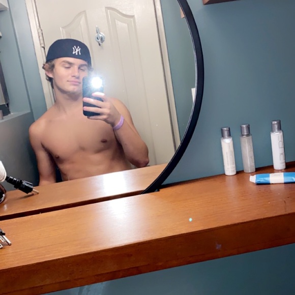 Profile Picture of Jonathan Smith (@jonathansmit908) on Poshmark