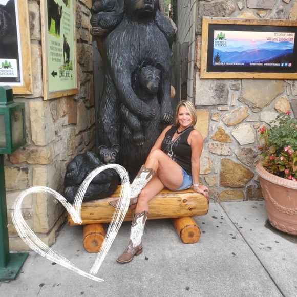 Profile Picture of Evelin Bilich (@engaged) on Poshmark