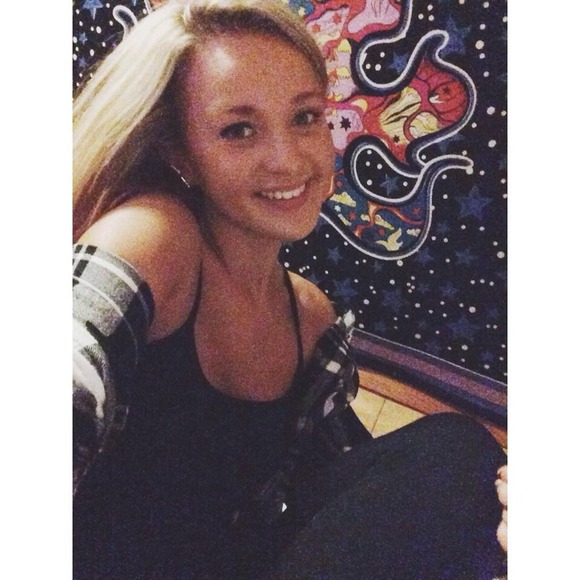 Profile Picture of Kelsey Maclauchlan (@kmaclaucnlan) on Poshmark