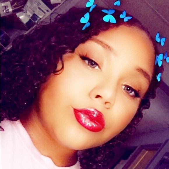 Profile Picture of Jillian Steele (@jillian_steele) on Poshmark