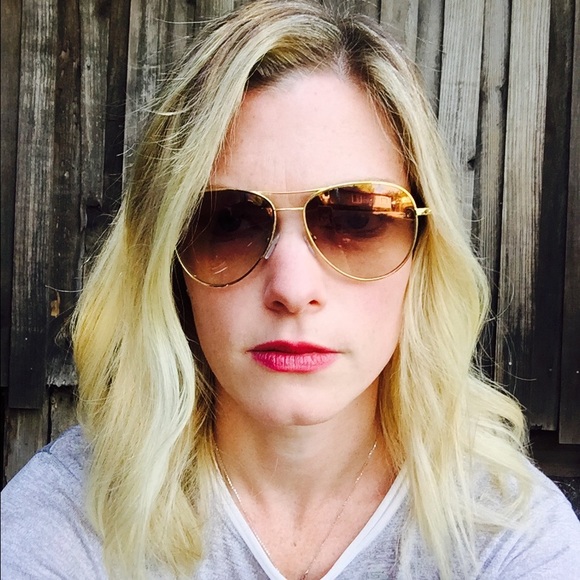 Profile Picture of Hilary Perez (@hilarygross) on Poshmark