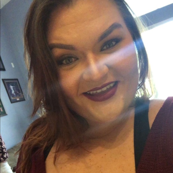 Profile Picture of Nicole Lewkowicz (@nclbaaybee) on Poshmark