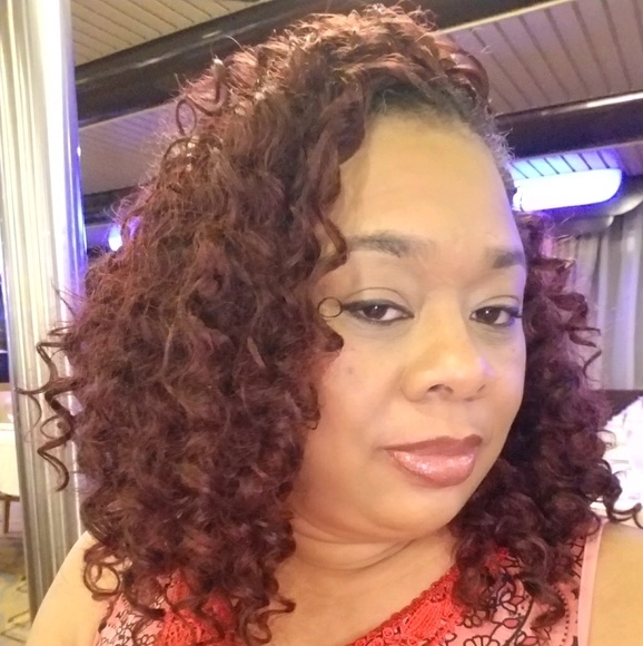 Profile Picture of Nicole Calmes (@dannicole5) on Poshmark