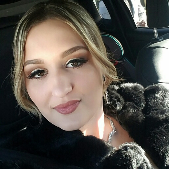 Akica Cobic - Poshmark Profile Picture of Akica Cobic (@akicac) on Poshmark