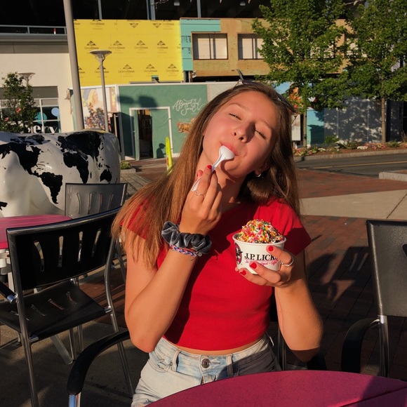 Profile Picture of Jillian Refford (@jillianrefford) on Poshmark