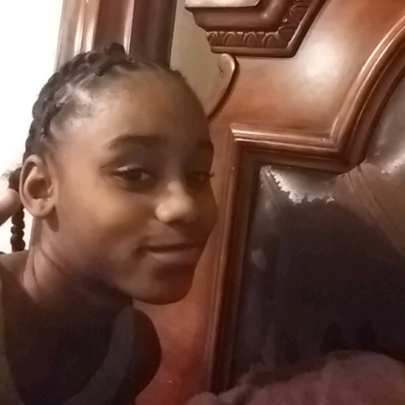 Profile Picture of Essie Jackson (@essiel2) on Poshmark