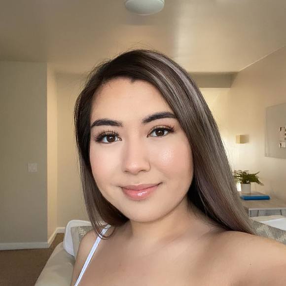 Profile Picture of Julia Cavallo (@poopoocaca) on Poshmark