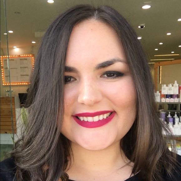 Profile Picture of Kim Carpenter (@joiedevivre228) on Poshmark