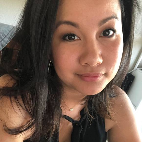 Profile Picture of Stephanie Neuharth (@sneuharth) on Poshmark