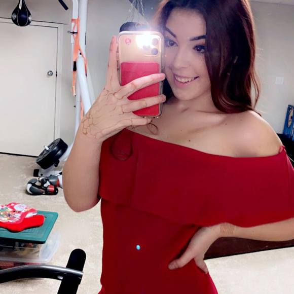 Profile Picture of Charlise Wight (@char932) on Poshmark