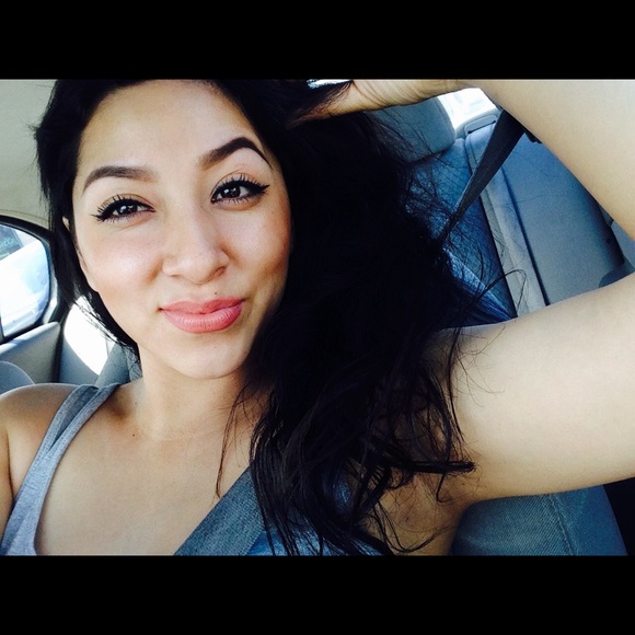 Profile Picture of Edith Pineda (@edithp_) on Poshmark