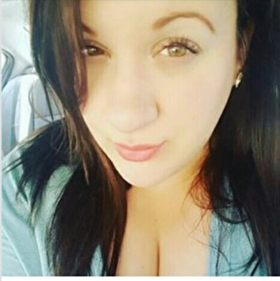 Profile Picture of Michelle Szymeczek (@michiw) on Poshmark