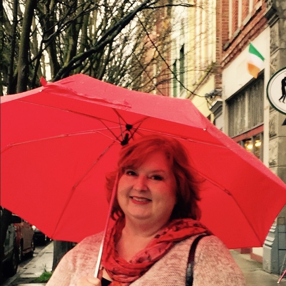 Profile Picture of Vicki Stein (@lollies_closet) on Poshmark