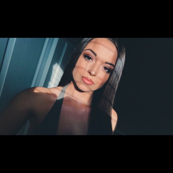 Profile Picture of Emily Bezerra (@emilybezerra) on Poshmark