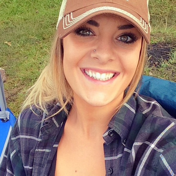 Profile Picture of Liz Hemminger (@lizhemminger) on Poshmark