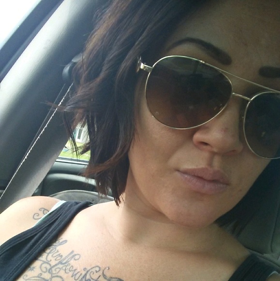 Profile Picture of Kelsey Schnetzler (@mommaof06081011) on Poshmark
