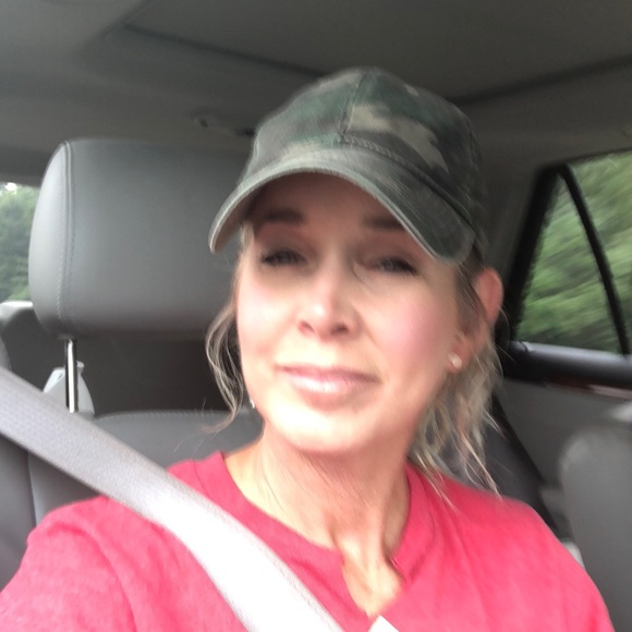Profile Picture of Lori Jeffery (@2013suv13) on Poshmark