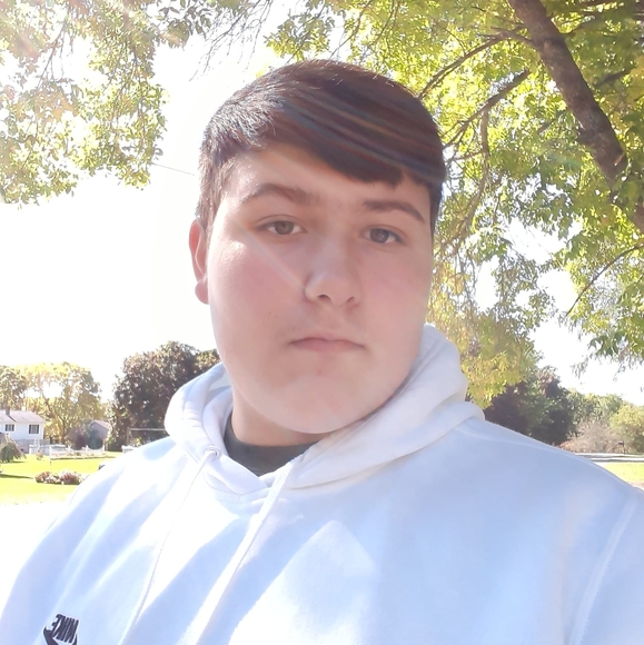 Profile Picture of Tyler Lowe (@tylerlowe933) on Poshmark