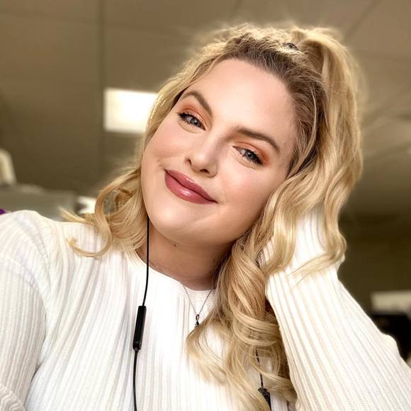 Profile Picture of Andrea Cavalier (@andreacavalier) on Poshmark