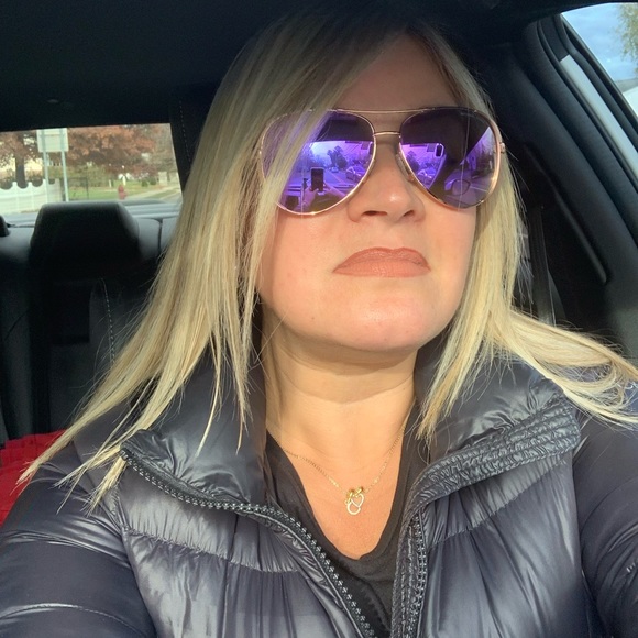 Profile Picture of Claudia Galeano (@claudiagalea679) on Poshmark