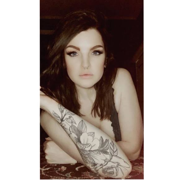 Profile Picture of Anna Poteet (@anna_poteet) on Poshmark