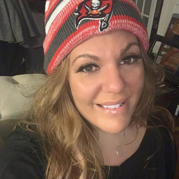 Profile Picture of Jen Baumfeld (@jennieb16) on Poshmark