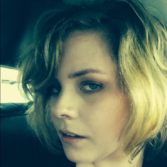 Profile Picture of Laura Hemmerich (@leliz1) on Poshmark