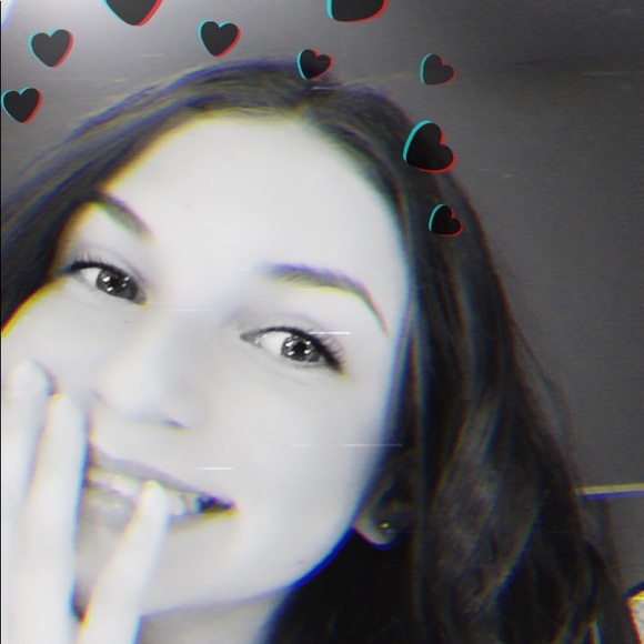 Profile Picture of Emily Savino (@emilysavino24) on Poshmark