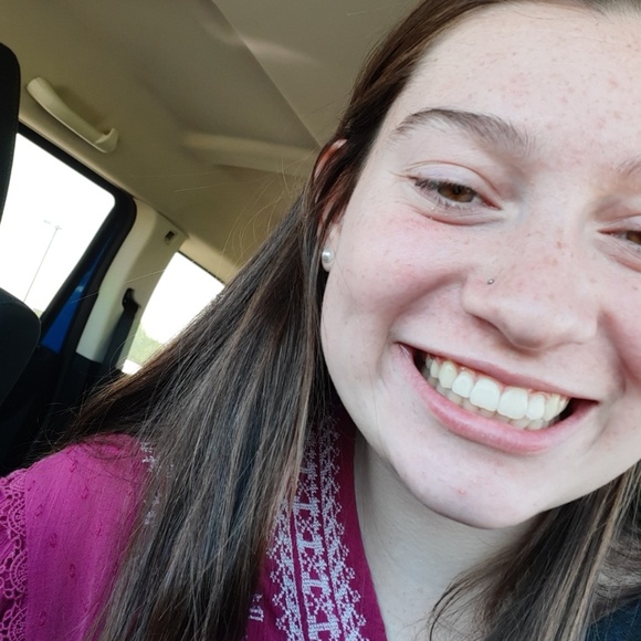 Profile Picture of Ashland Hoyt (@sarahrachp28) on Poshmark