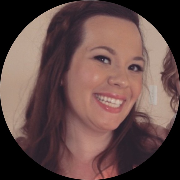 Profile Picture of Danielle Bruno (@caprilovespais) on Poshmark