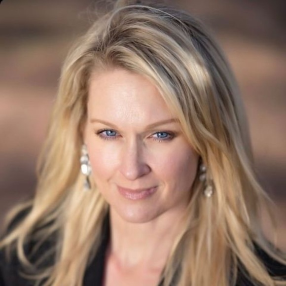 Profile Picture of Heidi Schneider (@sweettreatskids) on Poshmark