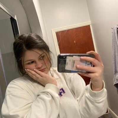 Profile Picture of Zo (@zoefinch98) on Twitter