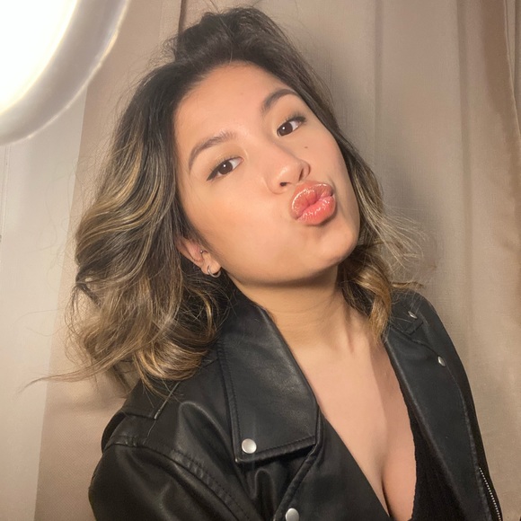 Profile Picture of Julia Bueno (@buoju) on Poshmark