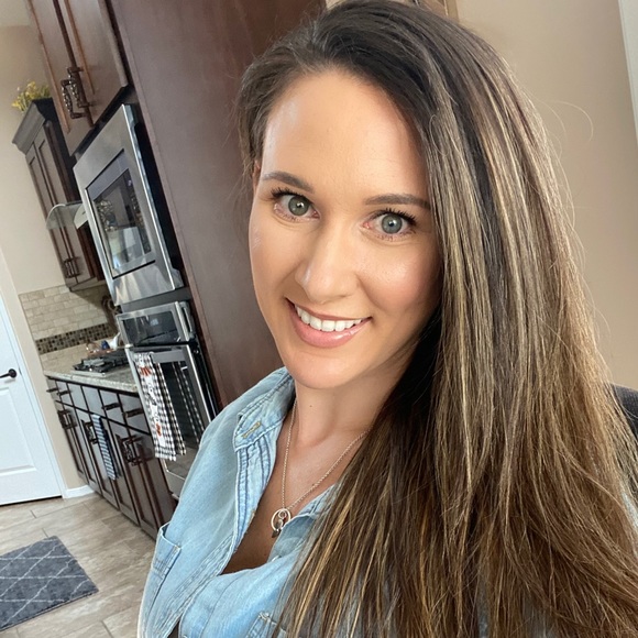 Profile Picture of Ashley Converso (@ac0987) on Poshmark