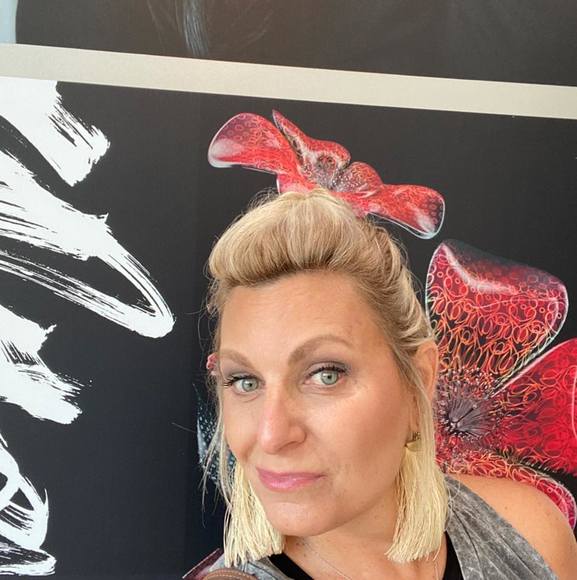 Profile Picture of Raquel Calhoun (@rochair) on Poshmark