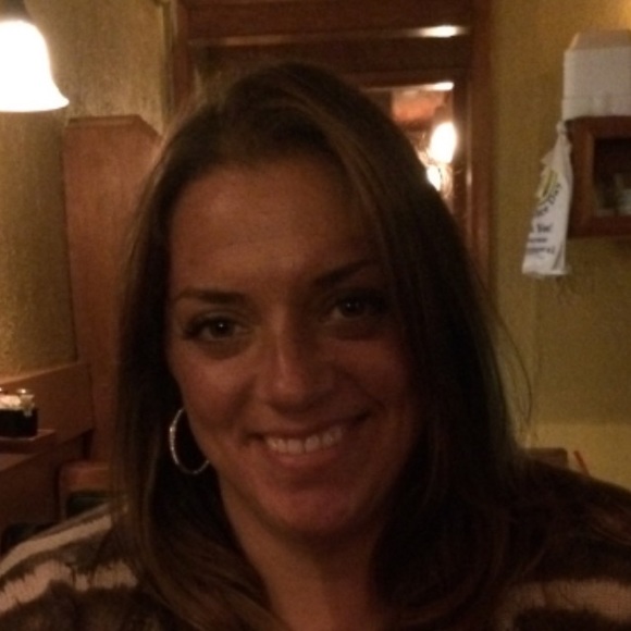 Profile Picture of Leah Rinaldi (@leahsrinaldi) on Poshmark
